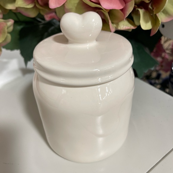 Rae Dunn Valentine Small Ceramic Canister w/ Decorative Heart Shaped NEW - Picture 3 of 3